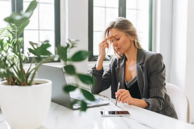 Limitada a 10 dias por ano, a licença de infelicidade pode ser distribuída ao longo de 12 meses, oferecendo flexibilidade e ajudando os colaboradores a manterem um melhor equilíbrio entre trabalho e vida pessoal. | Foto: Reprodução/Canva brasileiros