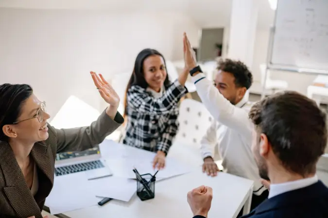 A pesquisa da Gartner também mostra que profissionais de alto desempenho têm menos interesse em permanecer na empresa quando o trabalho presencial é imposto, e os millennials, geração que mais compõe a força de trabalho atualmente, estão cada vez mais inclinados a buscar novas oportunidades. | Foto: Reprodução/Canva