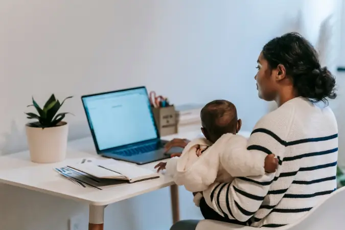 Mais mulheres lideram lares no Brasil, destacando a necessidade de políticas que promovam igualdade e apoio à liderança feminina | Foto: Reprodução/Canva