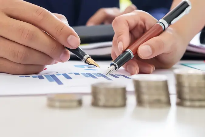 Painel financeiro exibe dados econômicos. O Relatório Focus, divulgado pelo Banco Central, traz semanalmente projeções de mercado para inflação, PIB, taxa Selic e câmbio, ajudando a mapear as expectativas para a economia brasileira | Foto: Reprodução/Canva