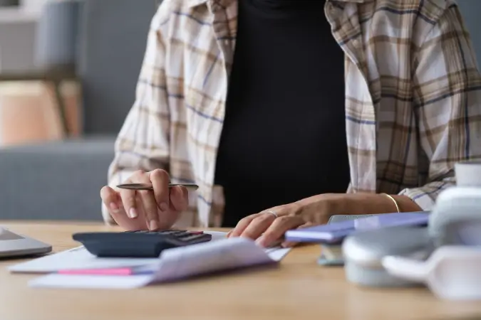 As taxas de juros no mercado de crédito brasileiro seguem impactadas por fatores como a inflação persistente e a política monetária, que mesmo com a recente redução na taxa Selic, ainda não trouxe impacto significativo no custo do crédito | Foto: Reprodução/Canva