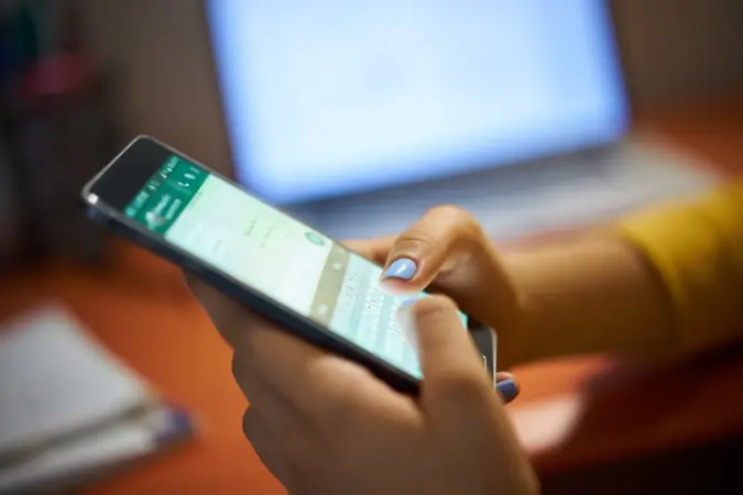 O recurso de transcrição de áudios no WhatsApp surge como uma solução moderna e prática para quem precisa de agilidade na leitura de mensagens de voz, especialmente em situações onde ouvir o áudio não é viável | Foto: Reprodução/Canva