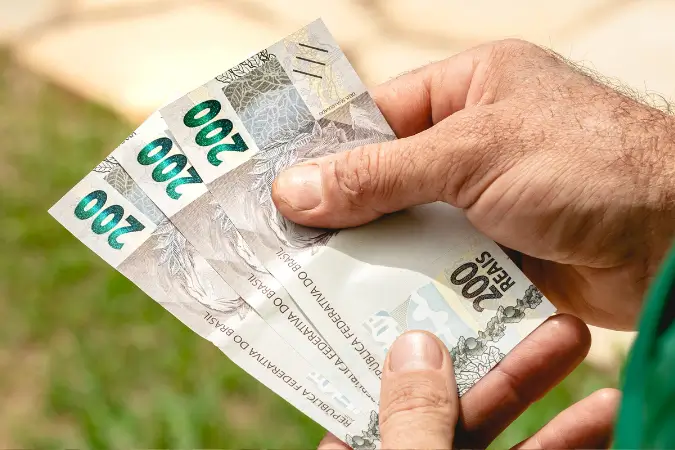 O 13º salário é um alívio para milhões de brasileiros, permitindo pagar dívidas, poupar ou investir em compras de fim de ano | Foto: Reprodução/Canva