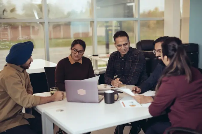Para sobreviver em um mercado competitivo, inovar é uma questão de adaptação. Em tempos de mudanças rápidas e constantes, as empresas que não acompanham essa evolução acabam ficando para trás | Foto: Reprodução/Canva Profissões