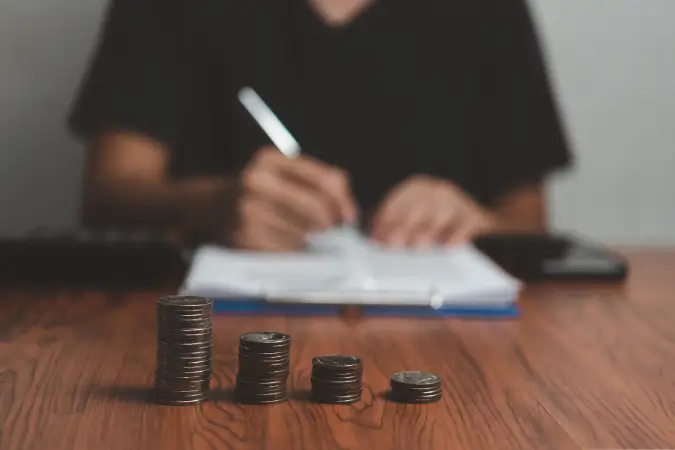 Economistas apontam que o equilíbrio entre políticas monetárias e fiscais é a chave para estabilizar os preços e a inflação | Foto: Reprodução/Canva