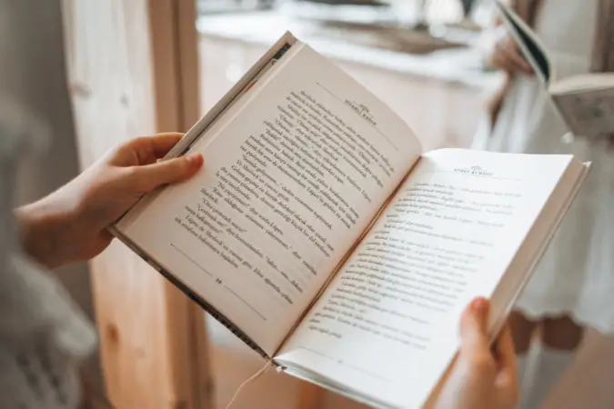 Começar 2025 com livros que podem mudar seu entendimento com relação às finanças, te auxiliará no decorrer do ano | Foto: Reprodução/Canva