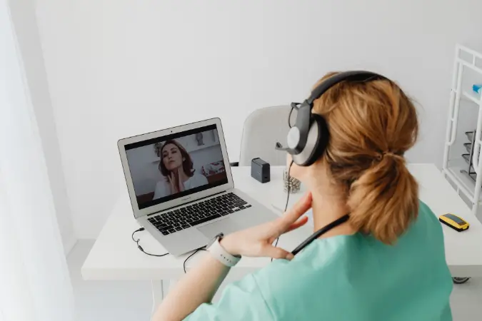 A telemedicina cresceu 172% no Brasil em 2023, com mais de 30 milhões de consultas remotas realizadas, ampliando o acesso à saúde desde a pandemia | Foto: Reprodução/Canva