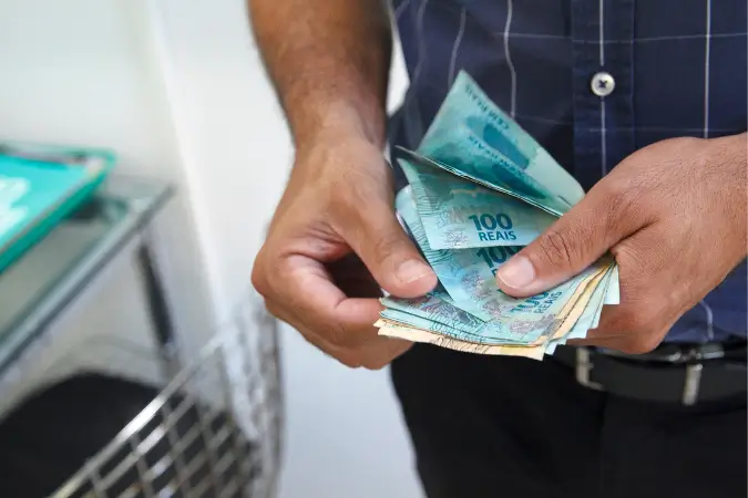 O custo do seguro contra calote da dívida brasileira subiu para o maior valor em 19 meses, refletindo incertezas fiscais e déficit orçamentário | Foto: Reprodução/Canva famílias