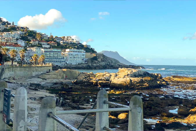 Região de Sea Point em Cape Town, África do Sul, com vista para o mar.