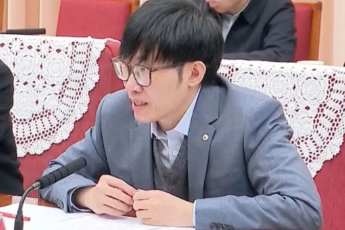 Liang Wengfeng, fundador da DeepSeek, em evento de tecnologia.
