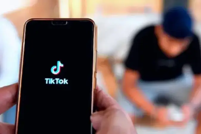 Publicidade no TikTok em 2025: tendências e estratégias O TikTok What's Next Report 2025, lançado recentemente, revela as principais tendências e inovações que devem moldar a publicidade digital nos próximos anos. O relatório destaca a importância da colaboração entre marcas, criadores de conteúdo e usuários para gerar campanhas mais eficazes e culturalmente relevantes. Palavra-chave: tendências de publicidade no TikTok Meta descrição: Descubra as tendências do TikTok para publicidade em 2025 e como marcas podem inovar com criadores de conteúdo. Publicidade digital em transformação O TikTok não é apenas uma plataforma de entretenimento, mas também um espaço onde marcas e consumidores interagem de forma autêntica e colaborativa. Com base em dados coletados entre 2022 e 2024, o What's Next Report 2025 apresenta três grandes pilares para a publicidade no TikTok: fusão de marcas, osmose de identidade e catalisadores criativos. Essas tendências refletem mudanças significativas no comportamento do consumidor e nas expectativas em relação às marcas. Para os profissionais de marketing, o relatório oferece insights valiosos sobre como se destacar em um ambiente digital em constante evolução. 1. Fusão de marcas: criadores no centro De acordo com o relatório, dois em cada três usuários do TikTok apreciam colaborações entre marcas e influenciadores. Essa interação vai além de campanhas tradicionais, colocando os criadores de conteúdo como protagonistas das mensagens de marca. A plataforma destaca ferramentas como o TikTok Creator Marketplace, que facilita parcerias com influenciadores, e o uso de códigos promocionais exclusivos, que geram maior engajamento. Além disso, formatos autênticos e menos editados, como entrevistas de rua e momentos de bastidores, são apontados como altamente eficazes. Esses conteúdos humanizam as marcas e criam conexões mais profundas com o público. Dados mostram que 40% dos usuários consideram mais relevantes as marcas que têm personalidade, reforçando a necessidade de campanhas criativas e genuínas. 2. Osmose de identidade: conversas que importam O TikTok se consolida como um espaço para discussões autênticas sobre temas diversos, como feminilidade, finanças pessoais e bem-estar. A ideia de osmose de identidade reflete o desejo dos usuários de consumir conteúdos que dialoguem diretamente com seus valores e estilos de vida. As marcas, por sua vez, têm investido em interações mais próximas com os consumidores. Comentários em vídeos e respostas personalizadas são exemplos de como as empresas estão fortalecendo a conexão com suas audiências. Ferramentas como o TikTok Symphony Dubbing, que adapta conteúdos globais a diferentes idiomas, permitem que marcas internacionais alcancem públicos locais de maneira mais eficaz. Essa abordagem centrada na diversidade e na inclusão tem gerado resultados positivos, com usuários se sentindo mais representados e engajados. 3. Catalisadores criativos: o poder da inovação A criatividade é um dos pilares do sucesso no TikTok, e a plataforma tem investido em ferramentas que potencializam o uso de inteligência artificial (IA) para criar campanhas inovadoras. O Symphony Assistant, por exemplo, utiliza dados em tempo real para identificar tendências e transformá-las em ideias criativas. A IA também tem ajudado marcas a explorar formatos híbridos de conteúdo, combinando imagens e vídeos. Segundo o relatório, 84% dos usuários latino-americanos do TikTok gostam de conteúdos que mesclam diferentes formatos visuais. Essa preferência abre portas para campanhas mais dinâmicas e atraentes. Além disso, a plataforma incentiva as marcas a utilizarem os comentários dos usuários como fonte de insights valiosos. Cerca de 68% dos entrevistados afirmam que empresas devem prestar atenção nas interações para entender melhor seu público e criar estratégias mais assertivas. Publicidade no TikTok: mais do que tendências O TikTok What's Next Report 2025 é mais do que um guia de tendências. Ele reflete o papel crescente do TikTok como uma plataforma que redefine a relação entre marcas e consumidores. Para as empresas, adaptar-se a essas mudanças significa investir em autenticidade, criatividade e interatividade. A capacidade de dialogar com diferentes comunidades e de inovar nos formatos de conteúdo será essencial para alcançar resultados impactantes. Seja você uma marca consolidada ou emergente, o TikTok oferece um terreno fértil para explorar novas possibilidades na publicidade digital. E com as ferramentas e insights apresentados no relatório, o sucesso pode estar a apenas um swipe de distância. A publicidade no TikTok em 2025 será marcada pela união entre tecnologia, autenticidade e colaboração | Foto: Reprodução/BBC