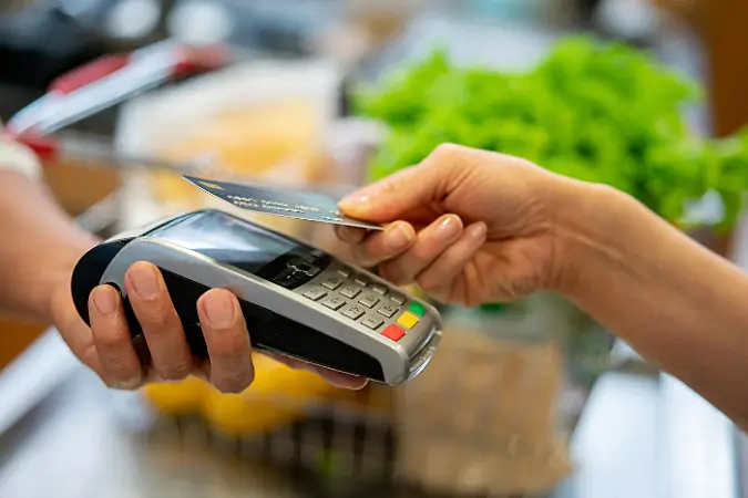 O vale-refeição é um benefício crucial para os trabalhadores brasileiros, mas o seu valor desatualizado está longe de atender às necessidades atuais | Foto: Reprodução/Canva