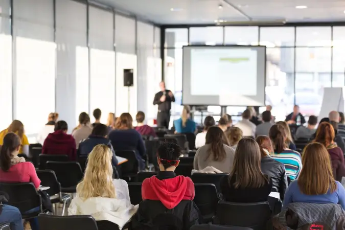 O “Pé-de-Meia Licenciatura” chega como uma solução para apoiar jovens que optam por uma carreira desafiadora e essencial para o país | Foto: Reprodução/Canva