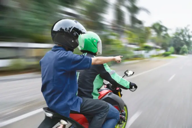 O futuro do mototáxi em São Paulo permanece incerto, mas a discussão levanta questões importantes sobre segurança, acessibilidade e regulamentação no transporte urbano | Foto: Reprodução/Canva