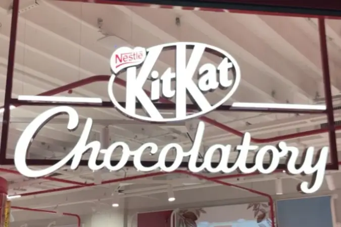 A decisão de encerrar as operações das lojas KitKat Chocolatory no Brasil reflete uma mudança estratégica da Nestlé | Foto: Reprodução/Instagram
