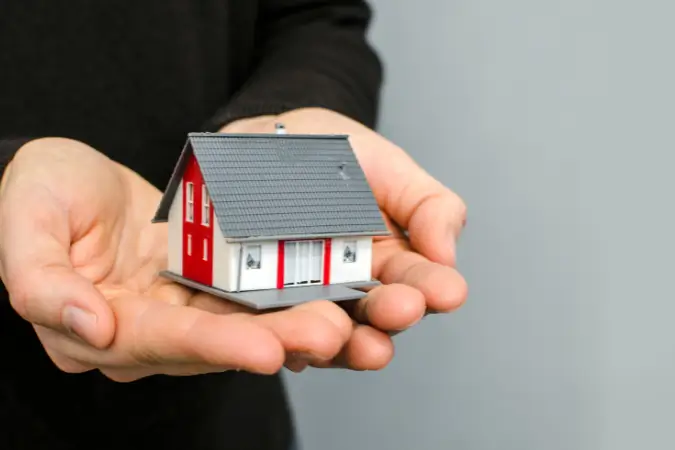 O Minha Casa, Minha Vida segue como um dos principais pilares das políticas sociais do país, promovendo inclusão e desenvolvimento econômico | Foto: Reprodução/Canva