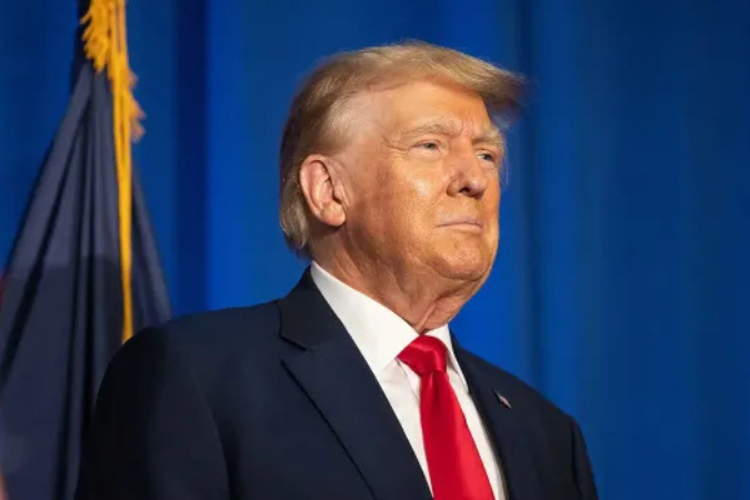 Donald Trump anunciando o lançamento do $TRUMP em evento oficial.