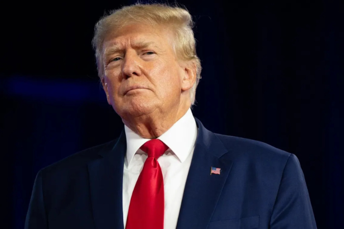 Donald Trump discursando sobre tarifas em evento oficial