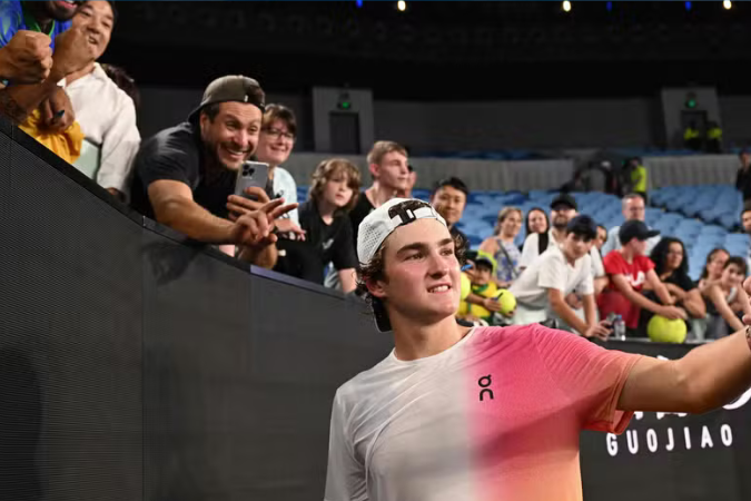 João Fonseca celebra vitória no Australian Open e consolida carreira.