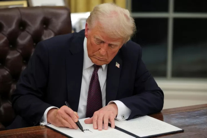 Donald Trump assinando ordem executiva sobre a OMS
