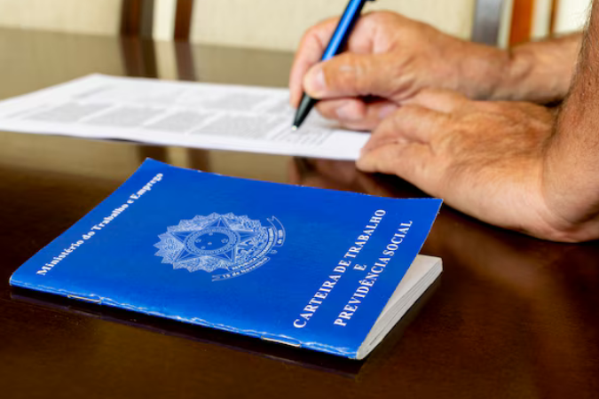 Taxa de desemprego no Brasil recua para 6,2% no 4º trimestre.