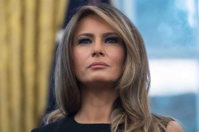 Melania Trump anunciando sua criptomoeda em evento oficial