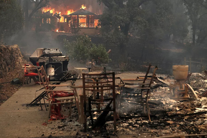 Imagem dos incêndios em Los Angeles devastando florestas e propriedades.