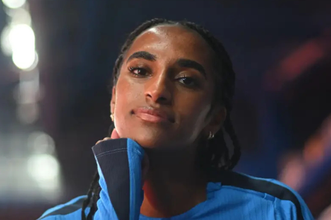 Naomi Girma é contratada pelo Chelsea em transferência milionária.