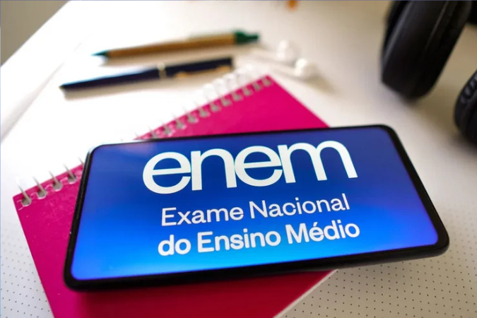 Estudante usando sua nota do Enem para ingressar em universidades internacionais.