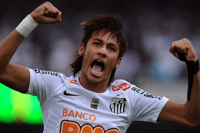 Durante sua primeira passagem pelo Santos, Neymar ajudou o clube a conquistar seis títulos oficiais, incluindo competições estaduais, nacionais e internacionais | Foto: Reprodução/Divulgação/Santos