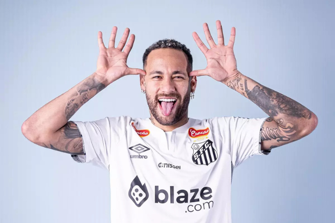 Independentemente do futuro, uma coisa é certa: Neymar reescreveu sua história com uma escolha que mexe com a paixão do torcedor e com a economia do esporte | Foto: Reprodução/Raul Baretta/Santos