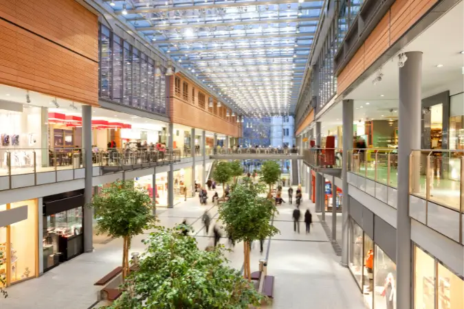 Com a previsão de crescimento de 1,6% no faturamento e a expansão para novas cidades, o setor de shopping centers deve seguir como um dos principais motores do varejo brasileiro | Foto: Reprodução/Canva