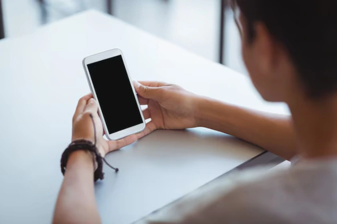 Lei de 2025 proíbe celulares nas escolas.