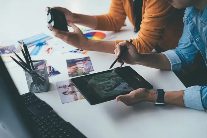 A projeção para 2025 é de continuidade no crescimento do mercado publicitário, impulsionado pela digitalização e pela adaptação das marcas às novas formas de consumo | Foto: Reprodução/Canva publicitário