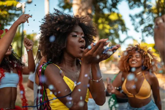 Com uma expectativa de movimentação financeira recorde e um número crescente de turistas, o Carnaval 2025 em São Paulo se firma como um evento de grande relevância para a economia e o turismo do estado | Foto: Reprodução/Canva