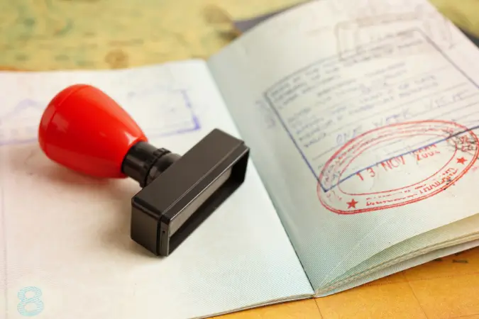 Com a nova regra em vigor, quem pretende viajar para os EUA deve se preparar para um processo de renovação de visto mais criterioso e demorado | Foto: Reprodução/Canva