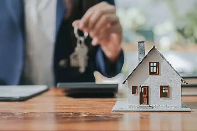 A crise habitacional dos boomers evidencia um problema estrutural que afeta milhões de idosos e tende a se agravar nos próximos anos | Foto: Reprodução/Canva