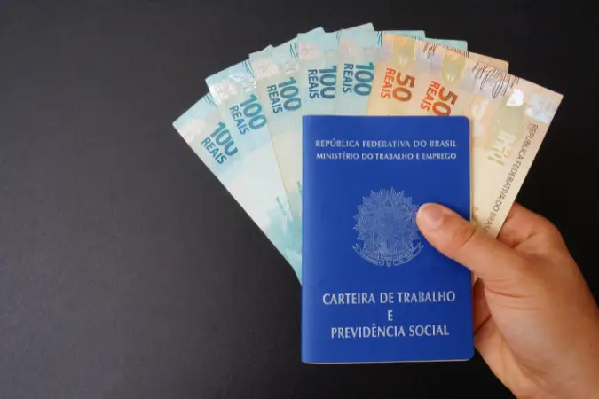 O reajuste no salário mínimo regional reforça a importância de políticas que acompanhem o custo de vida e garantam melhores condições para os trabalhadores | Foto: Reprodução/Canva