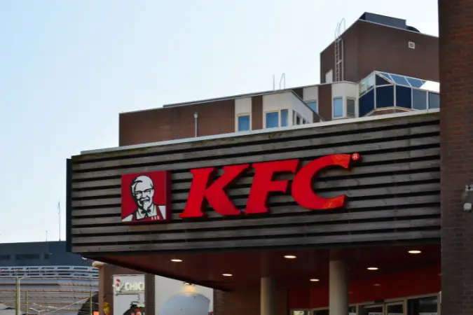 A decisão de mudar a sede da KFC para o Texas reflete um movimento estratégico da Yum Brands para aumentar a eficiência operacional e enfrentar os desafios de um mercado altamente competitivo | Foto: Reprodução/Canva