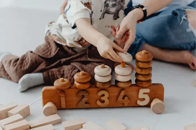 Incorporar educação financeira na infância pode evitar problemas futuros e ajudar crianças a se tornarem adultos mais conscientes financeiramente | Foto: Reprodução/Canva ensinar