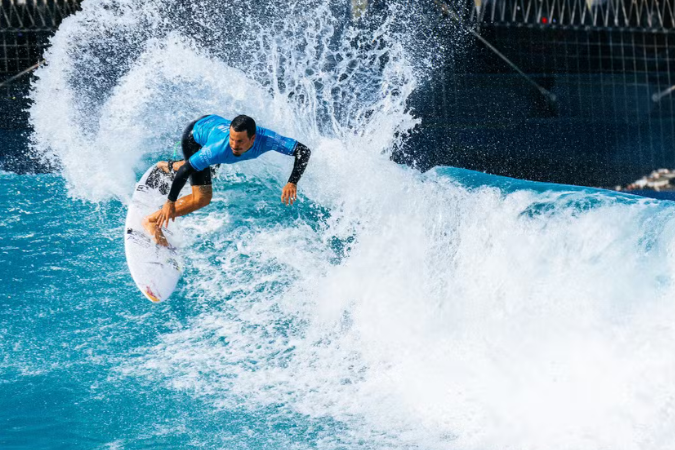 Ítalo Ferreira brilha em Abu Dhabi e assume a liderança do ranking mundial de surfe