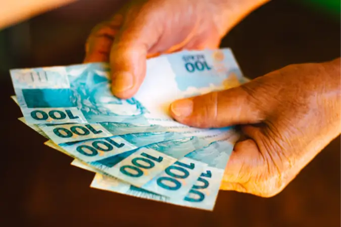 O avanço nos rendimentos dos trabalhadores brasileiros em 2024 é um indicativo positivo, mas os dados do IBGE deixam claro que a distribuição dessa melhoria é desigual | Foto: Reprodução/Canva