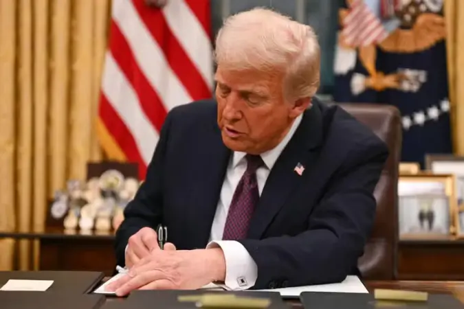 Política tarifária mais branda do que a prometida impacta moedas globais e faz com que dólar registre queda no primeiro mês de Trump | Foto: Reprodução/AFP