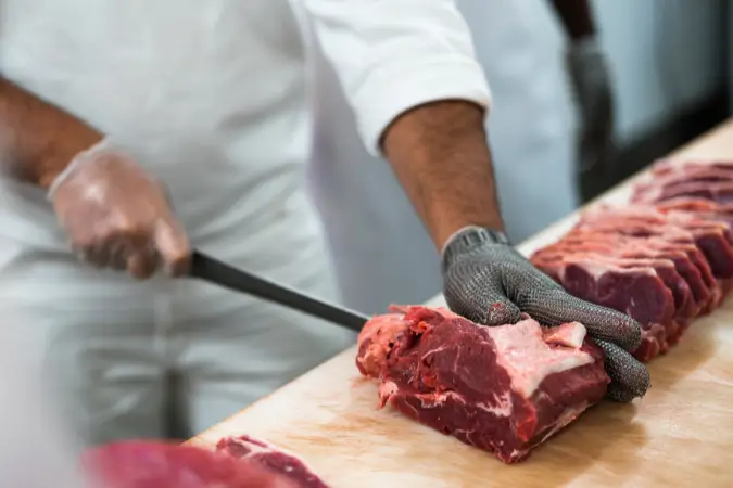 A suspensão da exportação de carne bovina reflete um movimento comum entre governos que buscam proteger sua população dos efeitos da inflação alimentar | Foto: Reprodução/Canva
