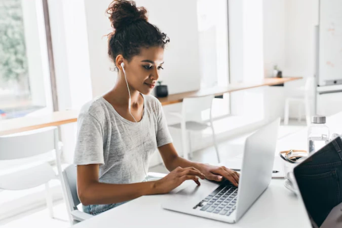 Trabalho remoto em 2025: três opções para iniciar sua carreira online.
