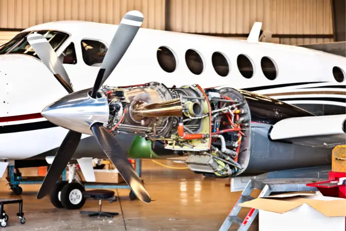 Embora os custos de manutenção possam ser significativos, eles são essenciais para garantir a segurança de voo e prevenir acidentes. Foto: Reprodução/Canva avião aviões