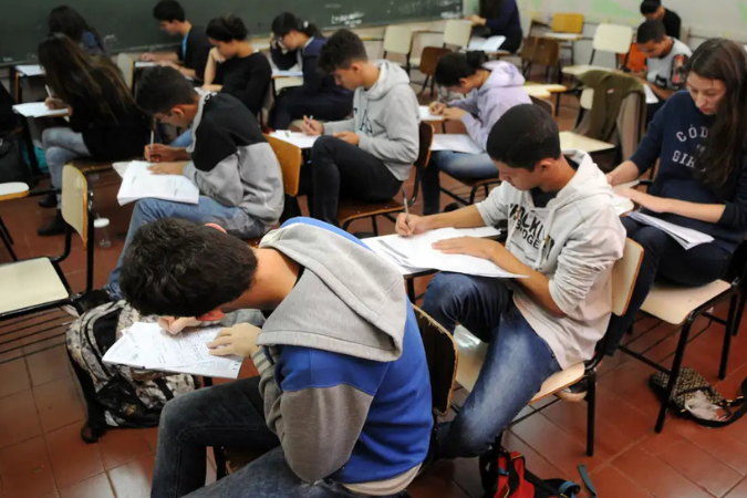 Pé-de-Meia inicia pagamentos para estudantes do ensino médio