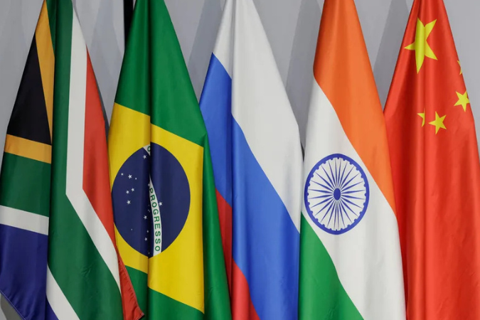 Brasil busca alternativas para reduzir dependência do dólar.