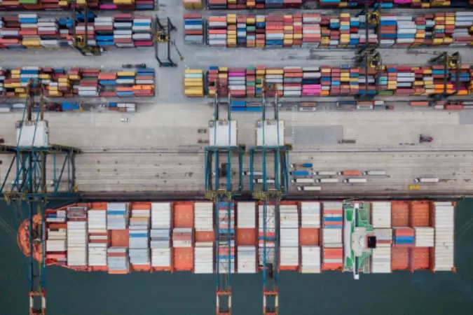 Para reverter essa tendência de reprimarização, especialistas apontam que o Brasil precisa investir mais em inovação, infraestrutura e políticas industriais estratégicas | Foto: Reprodução/Canva